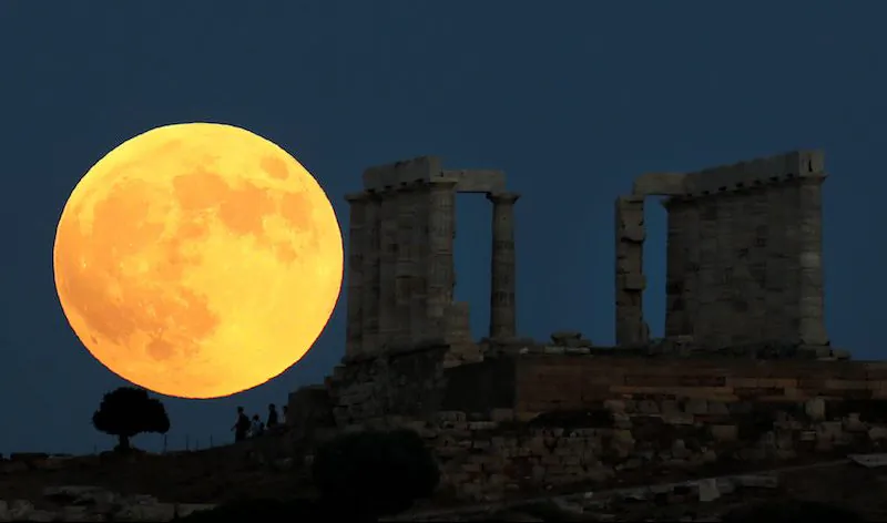 A full moon rises behind the Temple of Poseidon before a lunar eclipse in Cape Sounion, near Athens, Greece, July 27, 2018. (REUTERS/Alkis Konstantinidis)