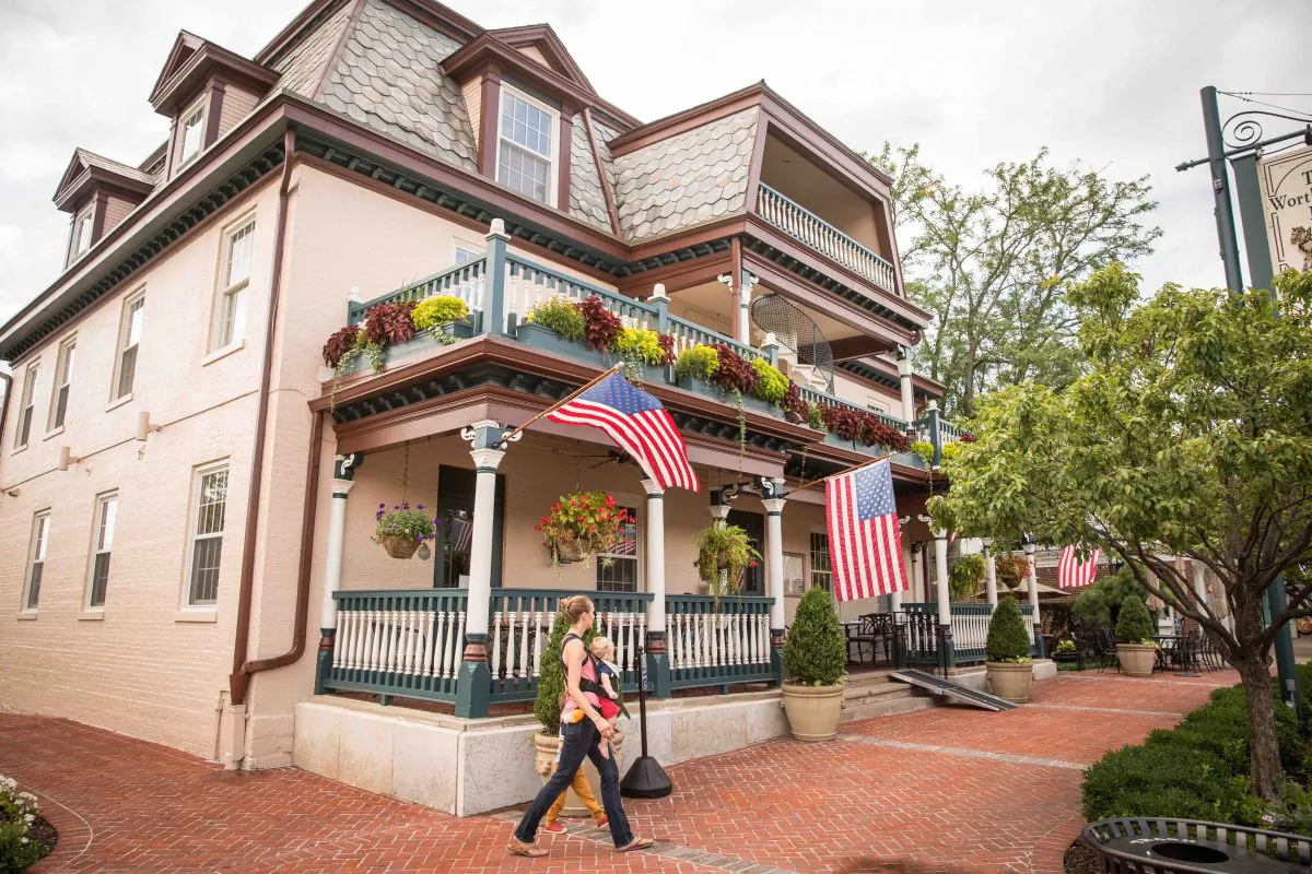 Shops and restaurants on High Street in Worthington, Ohio, on Aug. 4, 2017. (Benjamin Chasteen/The Epoch Times)