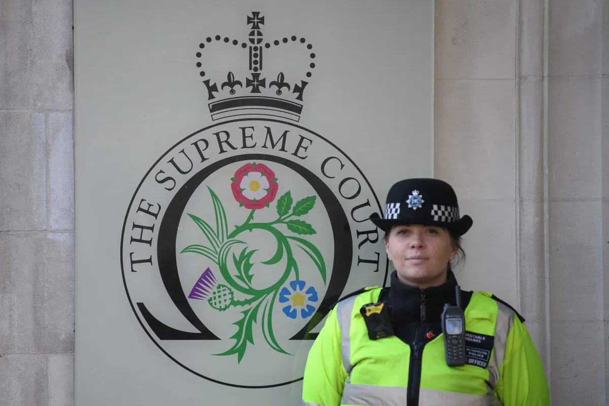 A police officer stands in front of the Supreme Court in London on Dec. 5, 2016. (Leon Neal/Getty Images)