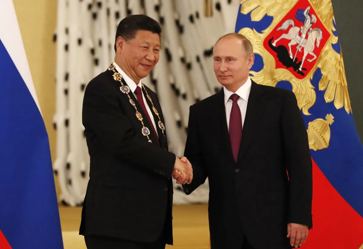 Russian leader Vladimir Putin (R) awards Chinese leader Xi Jinping the Order of St. Andrew the Apostle the First-Called during a ceremony at the Kremlin in Moscow on July 4, 2017. (SERGEI ILNITSKY/AFP/Getty Images)