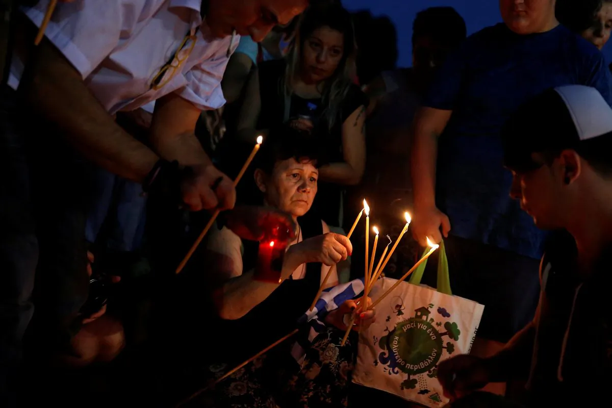People light candles outside the parliament building to commemorate the victims of a wildfire that left at least 91 dead, in Athens, Greece, July 30, 2018. (Reuters/Costas Baltas)