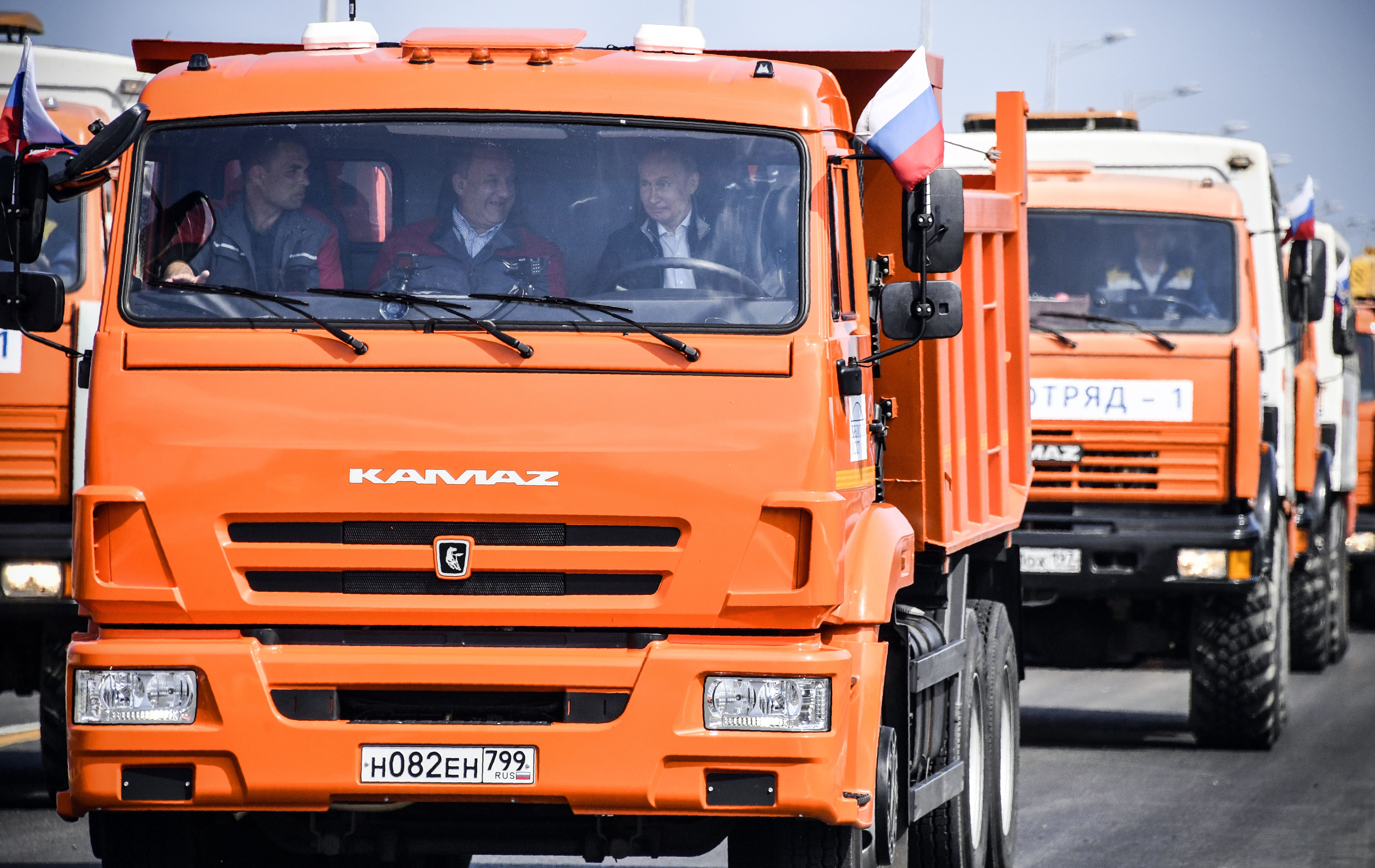 Водитель камаза. Путин на КАМАЗЕ Крымский мост. Путин на Крымском мосту на КАМАЗЕ. Путин за рулем КАМАЗА Крымский мост. КАМАЗ Путина Крымский мост.