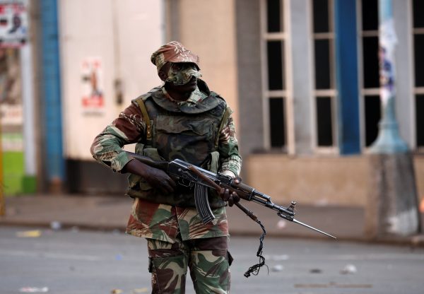 Soldiers move in to disperse crowds of opposition Movement for Democratic Change supporters outside the party's headquarters in Harare, Zimbabwe, August 1, 2018. (Reuters/Mike Hutchings)
