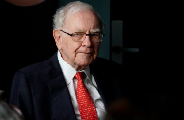 Warren Buffett, CEO of Berkshire Hathaway Inc, pauses while playing bridge as part of the company annual meeting weekend in Omaha, Nebraska U.S. on May 6, 2018. (REUTERS/Rick Wilking)