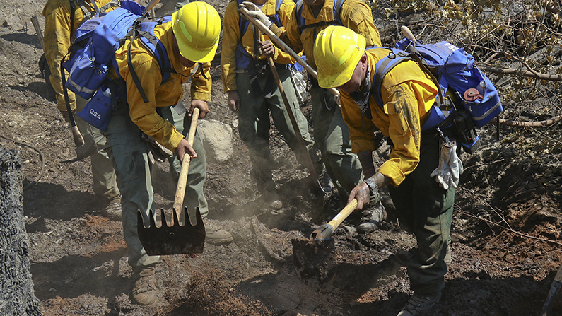 Oregon Army National Guardsmen fight the Garner Complex Fire with firefighters from the Oregon Department of Forestry north of Grants Pass, Oregon on Aug. 2, 2018. (Maj. John Farmer/Oregon Army National Guard)