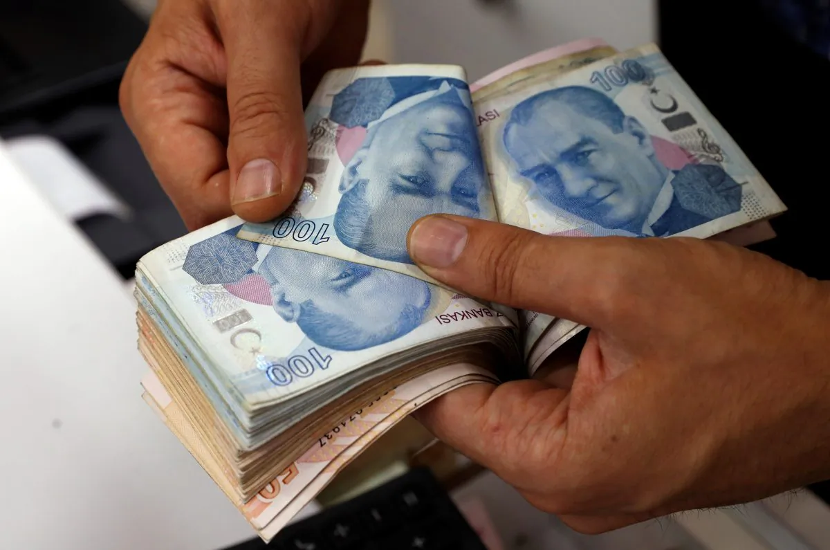 A money changer counts Turkish lira banknotes at a currency exchange office in Istanbul, on Aug. 2, 2018. (Reuters/Murad Sezer)