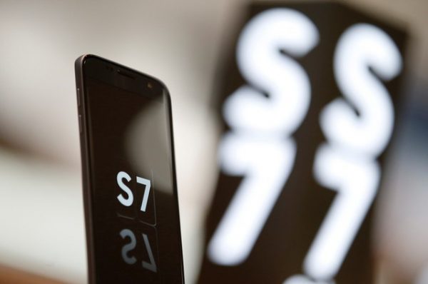 Galaxy S7 on display in South Korea.