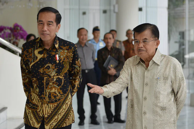 Indonesian President Joko Widodo and Vice President Jusuf Kalla speak with the media after holding a closed meeting at the Vice President's office, Jakarta, Indonesia on Aug. 9, 2018. (Antara Foto/Wahyu Putro A/via Reuters)