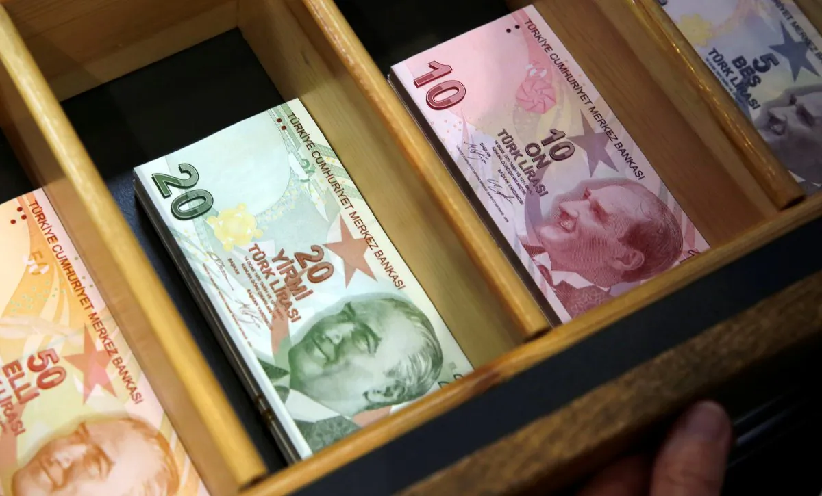 Turkish lira banknotes are pictured at a currency exchange office in Istanbul, Turkey August 13, 2018. (Reuters/Murad Sezer)