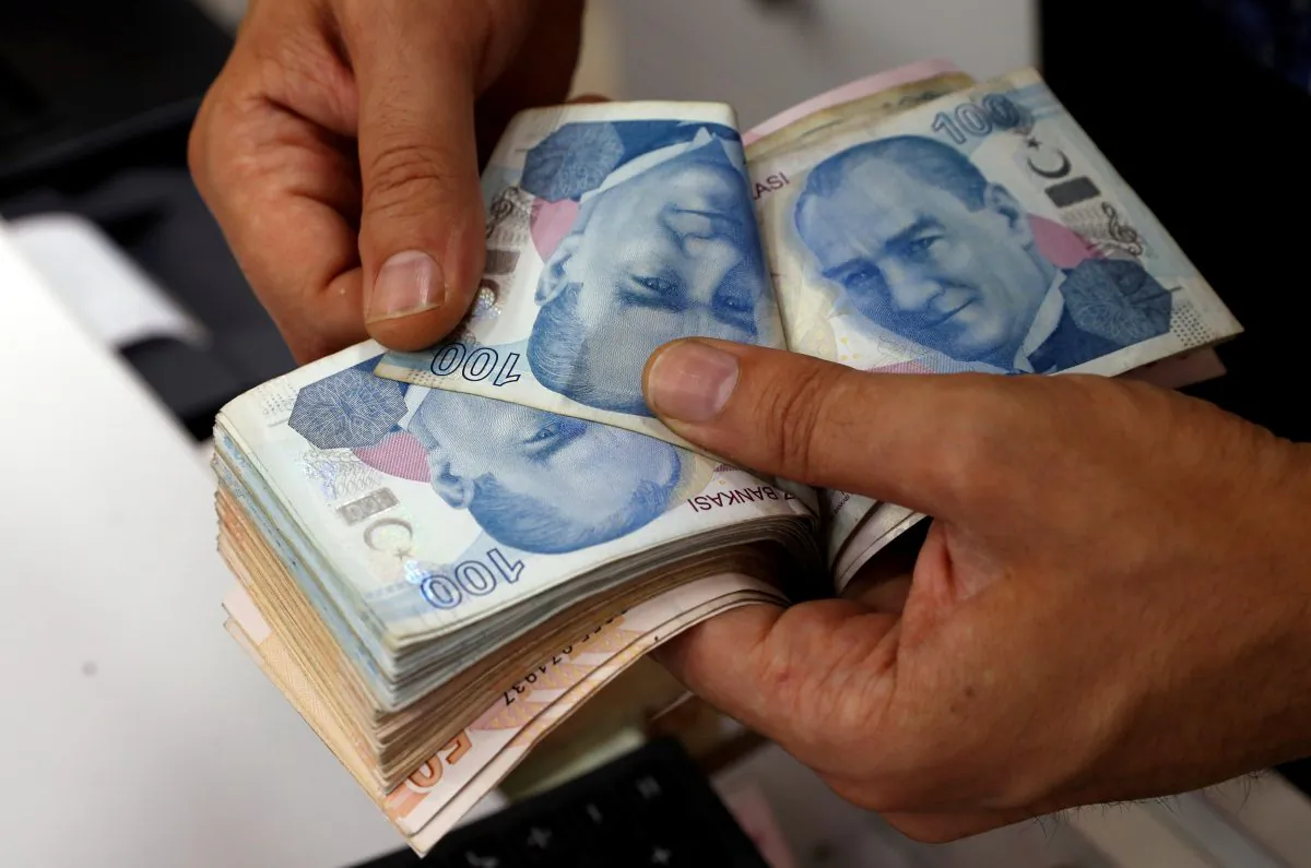 A money changer counts Turkish lira banknotes at a currency exchange office in Istanbul, Turkey, on Aug. 2, 2018. (Reuters/Murad Sezer/File Photo)