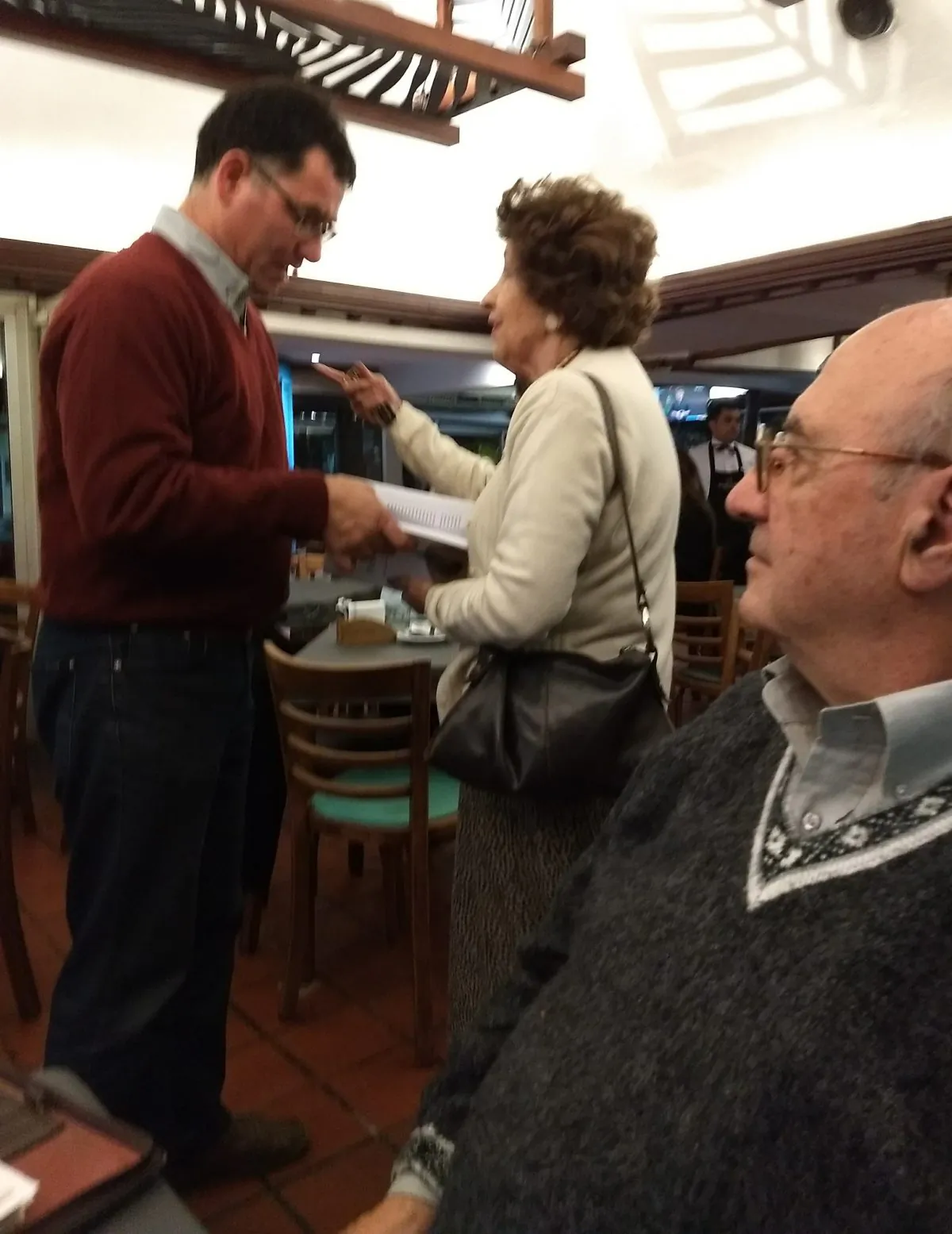 Roberto Espeche offers his book to a potential customer while the author of this article watches the scene. (Courtesy Cesar Chelala)