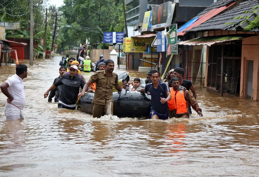 Rescuers evacuate people from a flooded area to a safer place in Aluva in the southern state of Kerala, India on August 18, 2018. (Sivaram V/REUTERS)