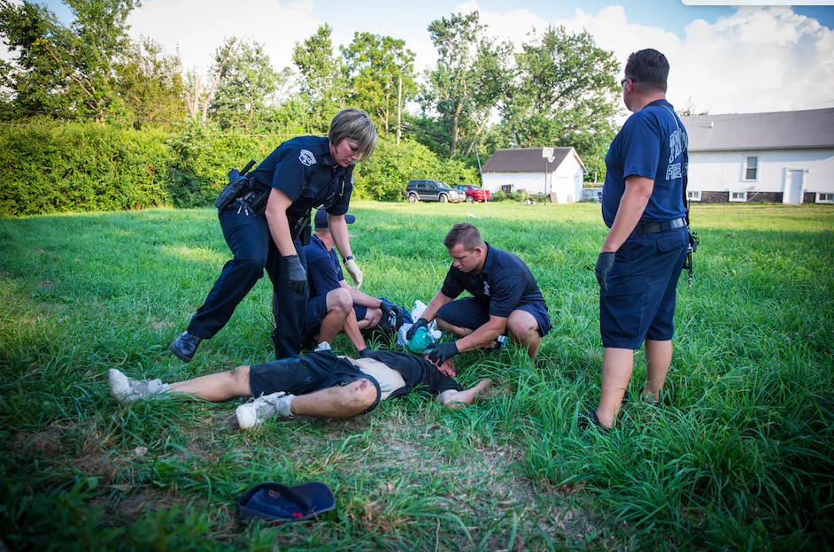 Local police and paramedics administer opioid-blocker Narcan to revive a man who is overdosing in the Drexel neighborhood of Dayton, Ohio, on Aug. 3, 2017. (Benjamin Chasteen/The Epoch Times)