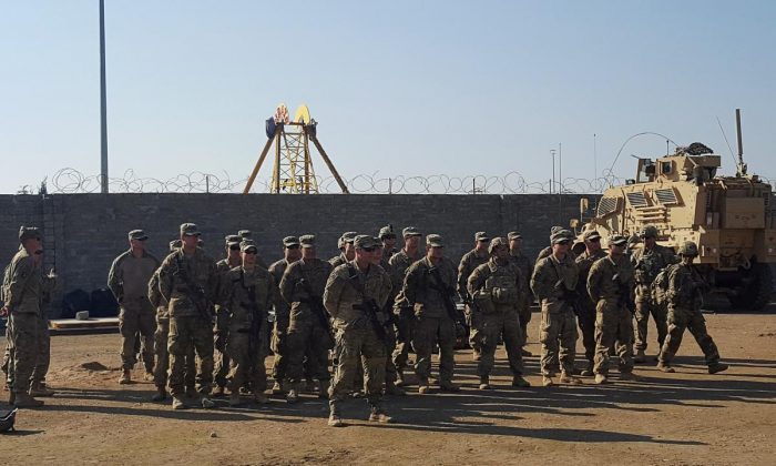 U.S. soldiers gather at a military base north of Mosul, Iraq, January 4, 2017. (REUTERS/Stephen Kalin /File Photo)