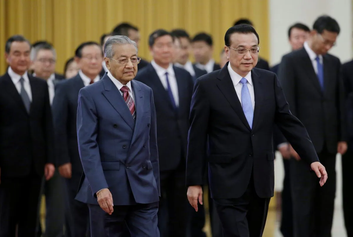 Malaysian Prime Minister Mahathir Mohamad (L) and China's Premier Li Keqiang attend a welcome ceremony at the Great Hall of the People in Beijing, China Aug. 20, 2018. (Reuters/Jason Lee)