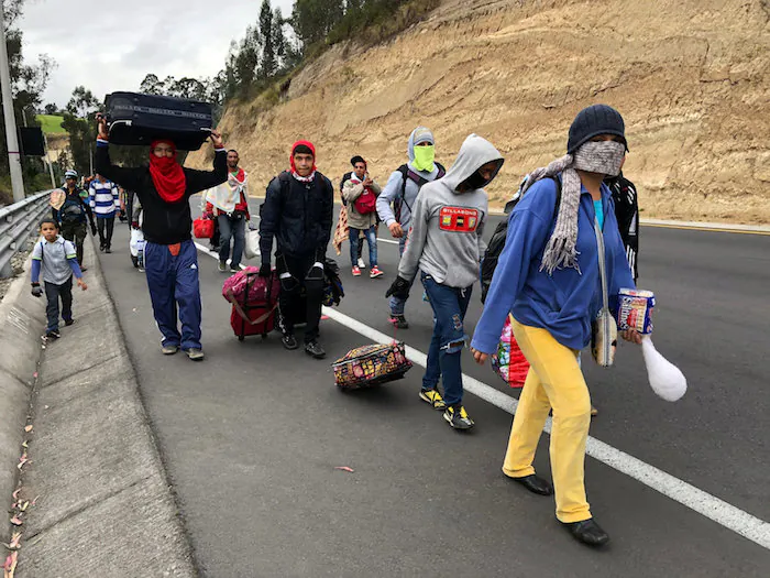 Venezuelan migrants walk along the Ecuadorean highway to Peru before new rules requiring they hold a valid passport kick in, at Tulcan, Ecuador August 21, 2018. (Reuters/Andres Rojas)