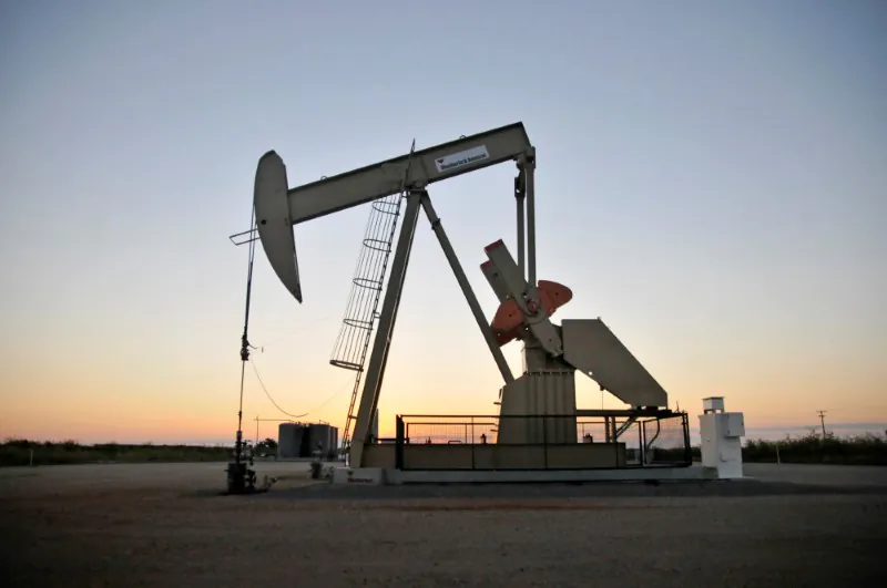 A pump jack operates at a well site leased by Devon Energy Production Company near Guthrie, Okla., on Sept. 15, 2015. (Reuters/Nick Oxford)