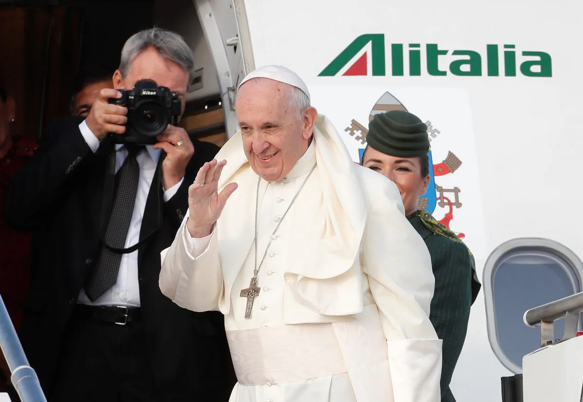 Pope Francis waves as he boards a plane for a two day visit to Ireland at the Leonardo da Vinci-Fiumicino Airport in Rome, Italy on Aug. 25, 2018. (Reuters/Remo Casilli)