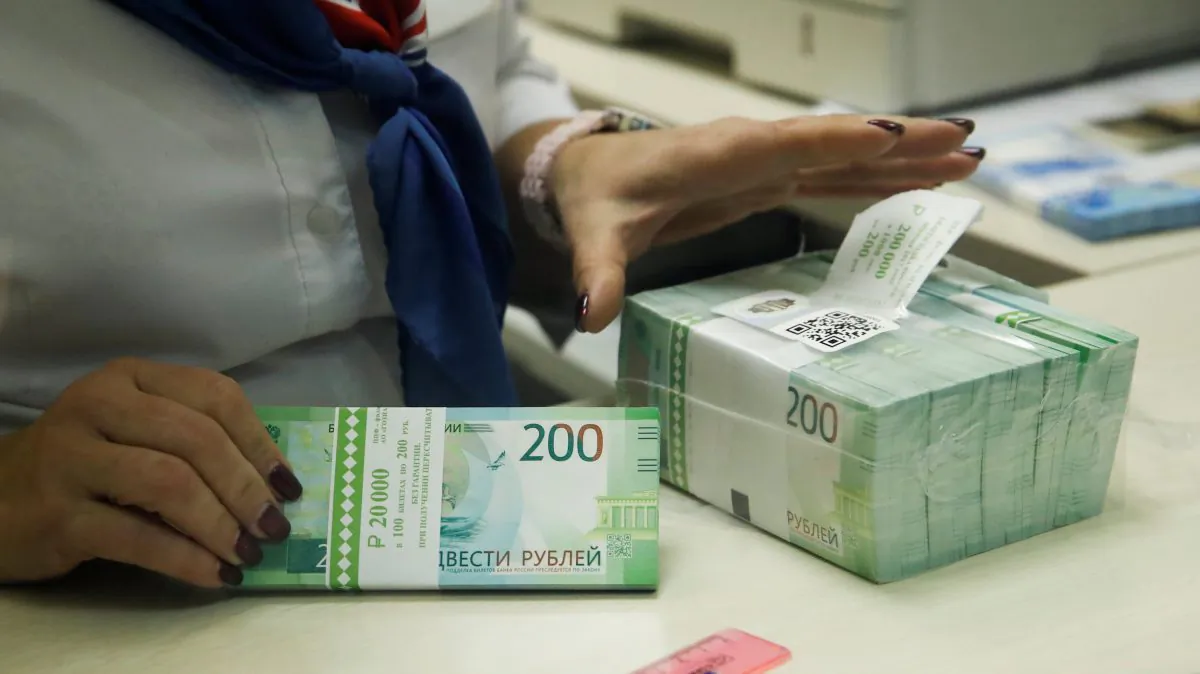 A cashier holds new 200 rouble banknotes in a bank in Moscow, Russia November 21, 2017. (Reuters/Maxim Shemetov/File photo)
