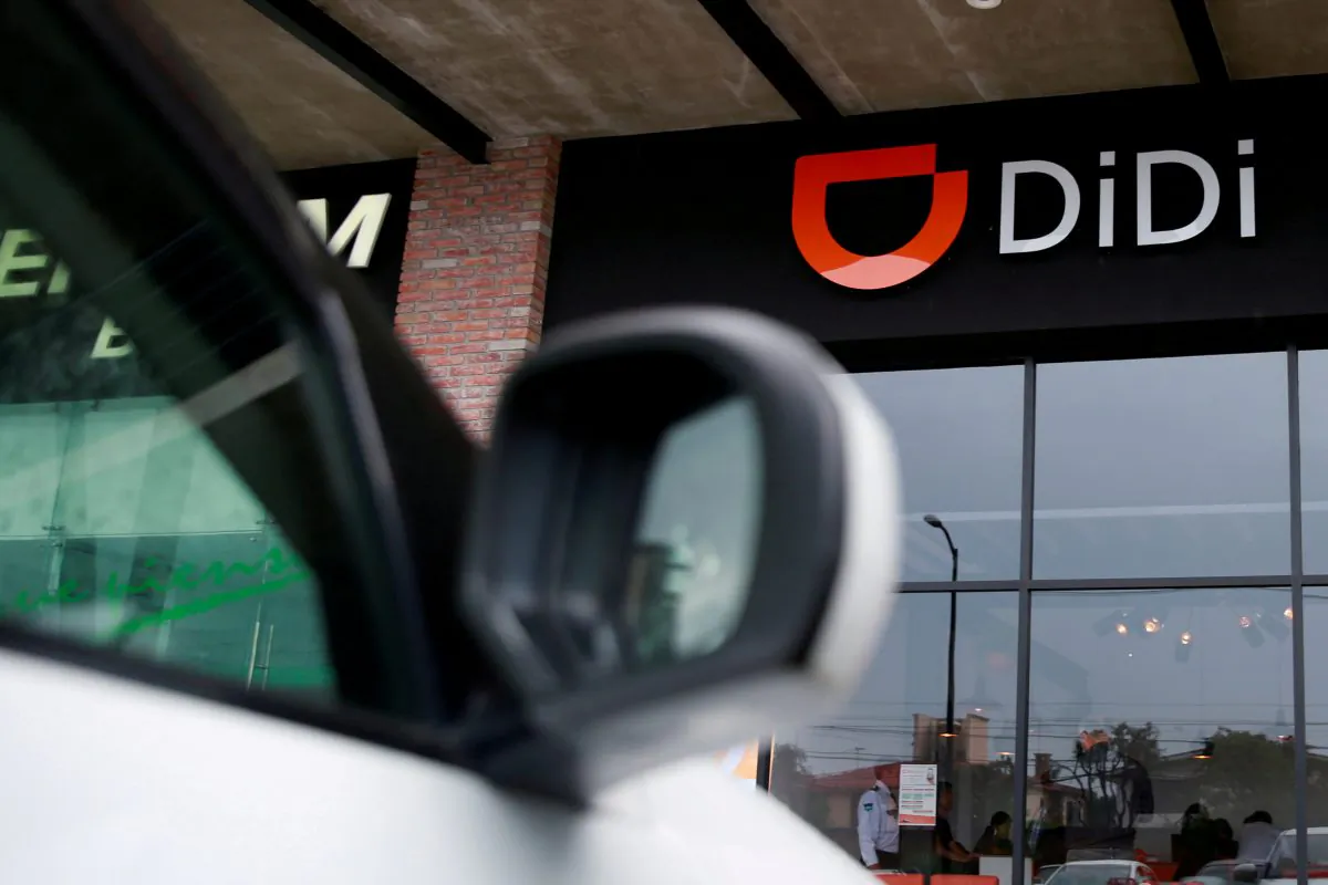 The logo of Chinese ride-hailing firm Didi Chuxing is seen at their new drivers center in Toluca, Mexico, April 23, 2018. (Reuters/Carlos Jasso).
