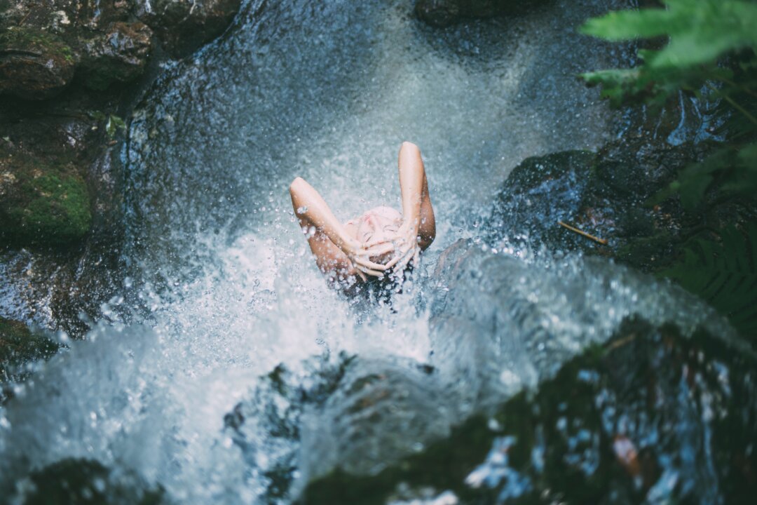 Cold water can give you a boost of energy. (Seth Doyle/Unsplash)