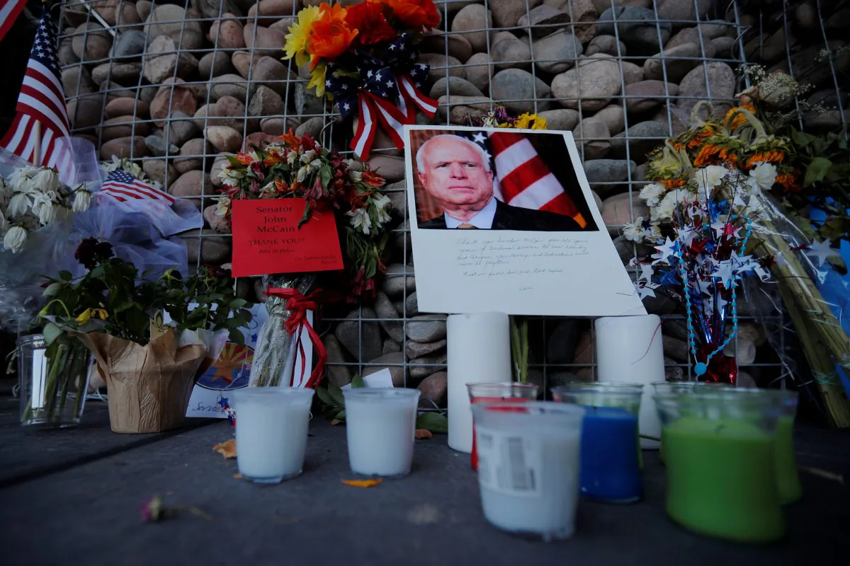 A makeshift memorial stands outside the offices of the late U.S. Senator John McCain in Phoenix, Arizona, U.S., August 28, 2018. (Reuters/Brian Snyder)