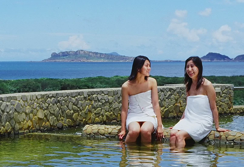 At the seaside town of Jinshan,
visitors can relieve stress and fatigue
in the hot springs while enjoying
exquisite views of the ocean. There
are a variety of facilities, including
private rooms and outdoor pools. (Courtesy of Taiwan Tourism Bureau)