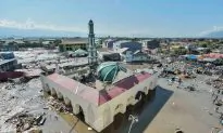 Indonesia Scrambles to Help Quake-Hit Island as Death Toll Tops 800
