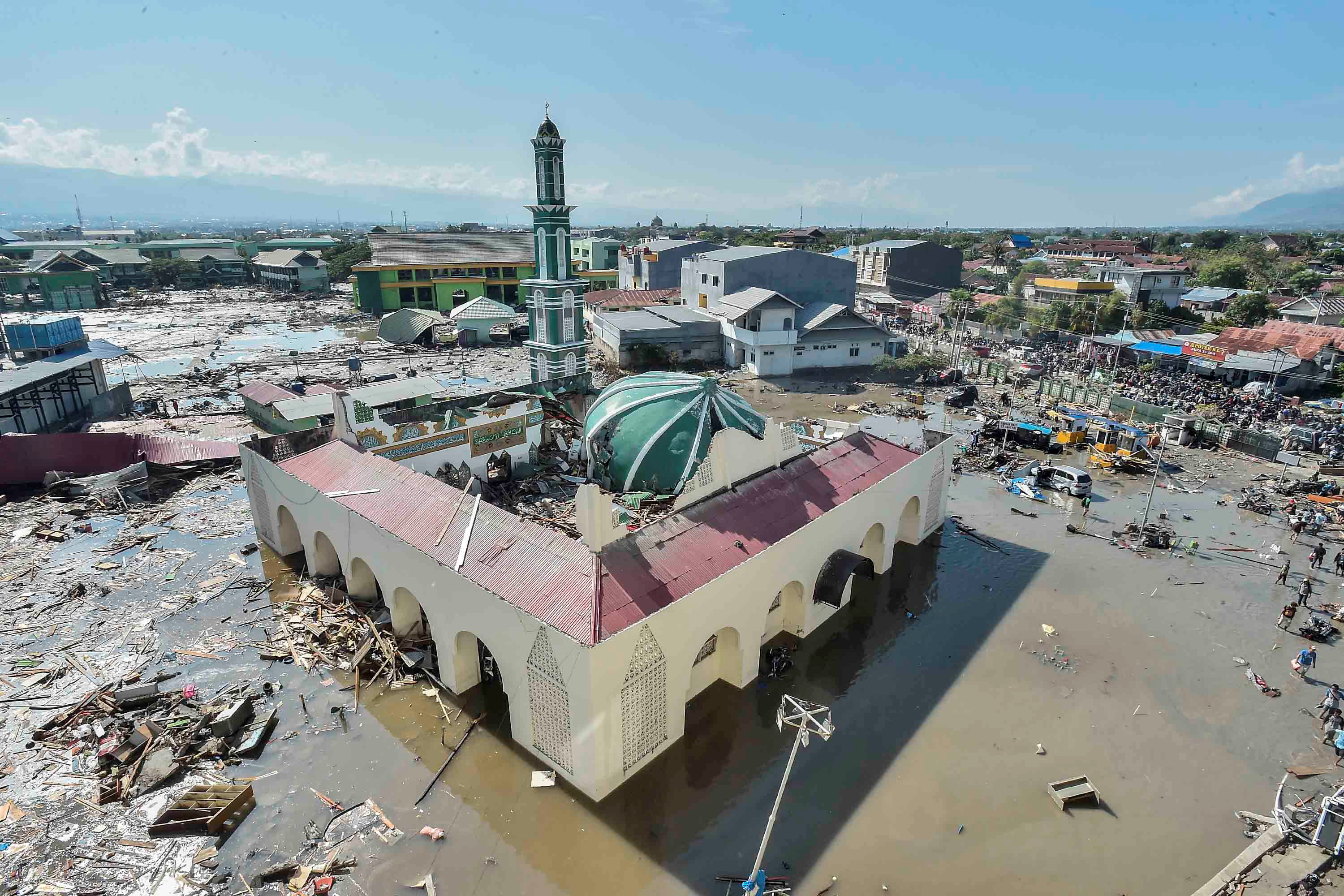 Baiturrahman mosque hit by tsunami