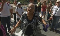 Venezuelan Pensioners Take to the Streets to Demand Payment