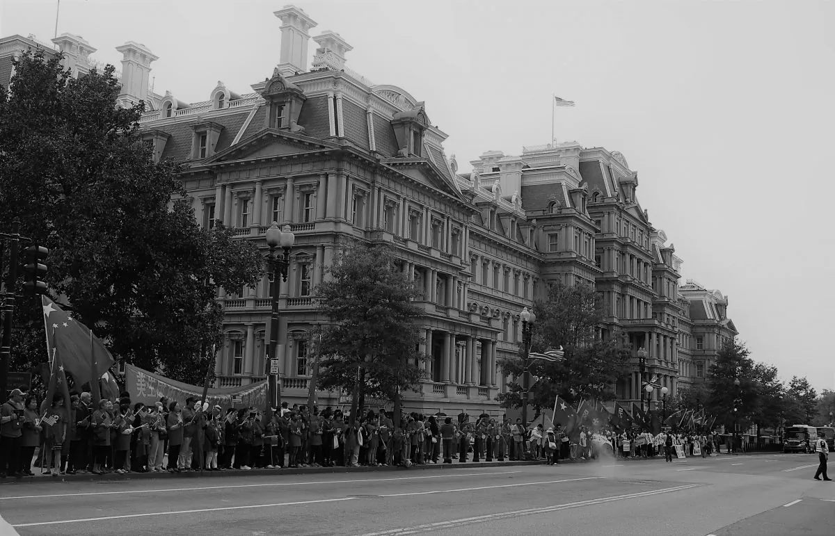 A group gathered to greet Chinese head of state Xi Jinping, mostly made up of students, outside the Old Executive Office Building in Washington on Sept. 25, 2015. (Lisa Fan/The Epoch Times)