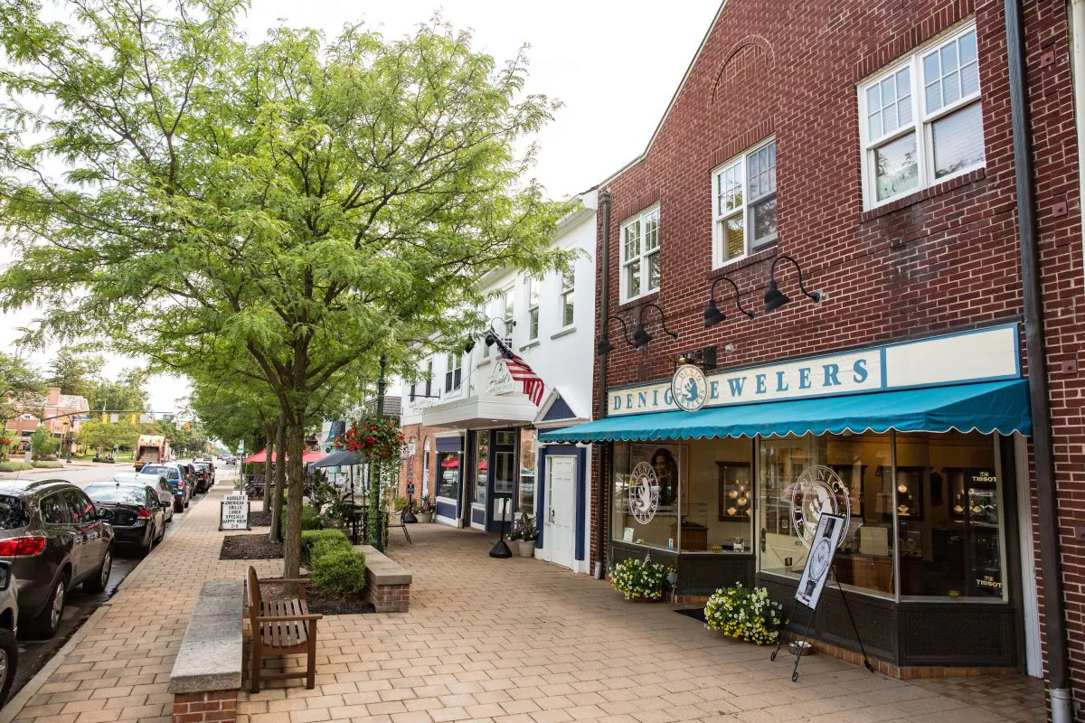 Shops and restaurants on High Street, in Worthington, Ohio, a suburb of Columbus on Aug. 4, 2017. (Benjamin Chasteen/The Epoch Times)