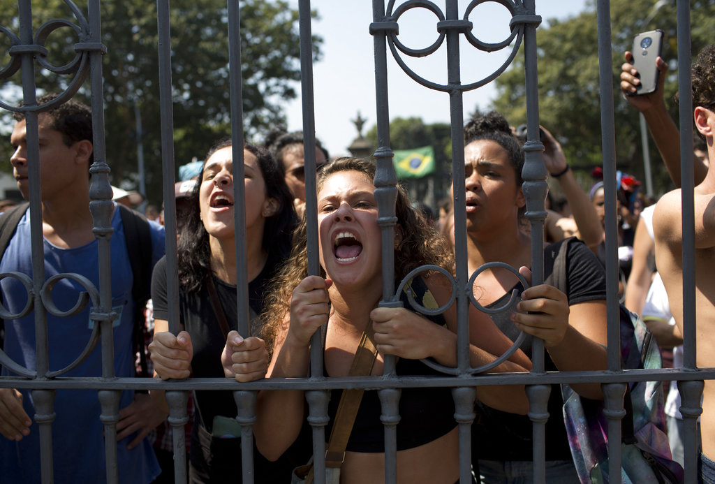 protest outside brazil rio museum