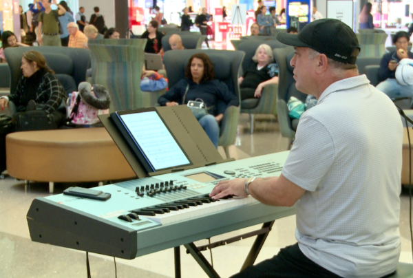 Hernandez leads a quintet and make travelers feel calm and relaxed in LAX on Sept. 4 & 5. (Nina Liu/NTD)