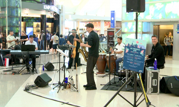 Hernandez leads a quintet and make travelers feel calm and relaxed in LAX on Sept. 4 & 5. (Nina Liu/NTD)