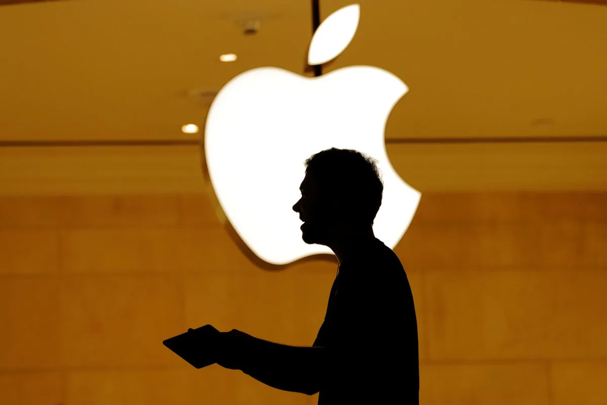Customers walk past an Apple logo inside of an Apple store at Grand Central Station in New York, U.S., Aug. 1, 2018.  (Reuters/Lucas Jackson).