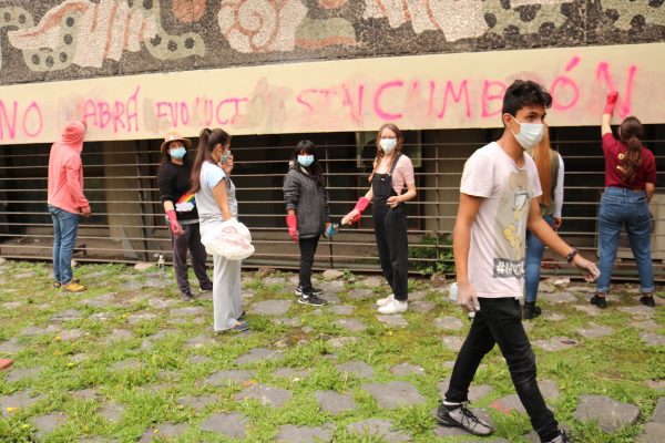 UNAM students help in the voluntary effort to remove graffiti from the campus walls following a week of protests on Sept. 7, 2018 in Mexico City, Mexico. (Tim MacFarlan/Special to The Epoch Times)