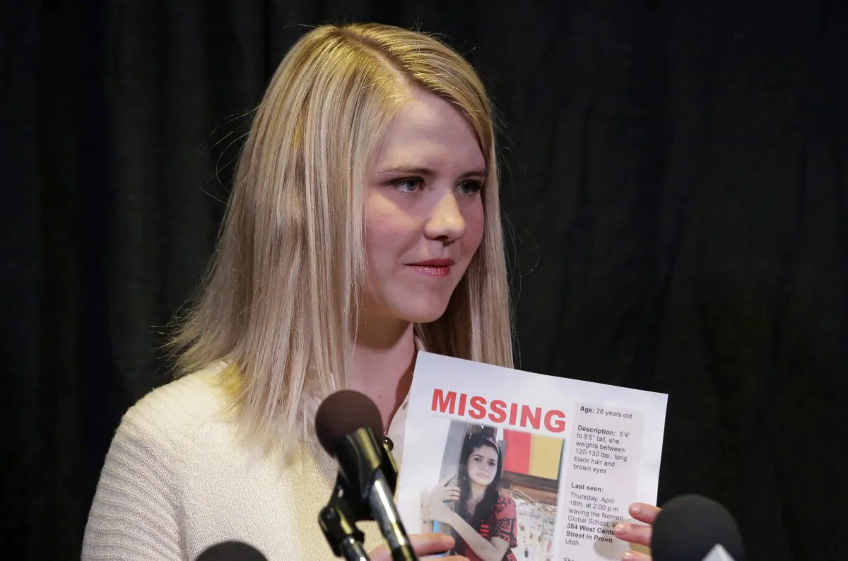 Elizabeth Smart holds a photo of Elizabeth Elena Laguna Salgado during a news conference, in Sandy, Utah on April 24, 2015.(AP Photo/Rick Bowmer, File)