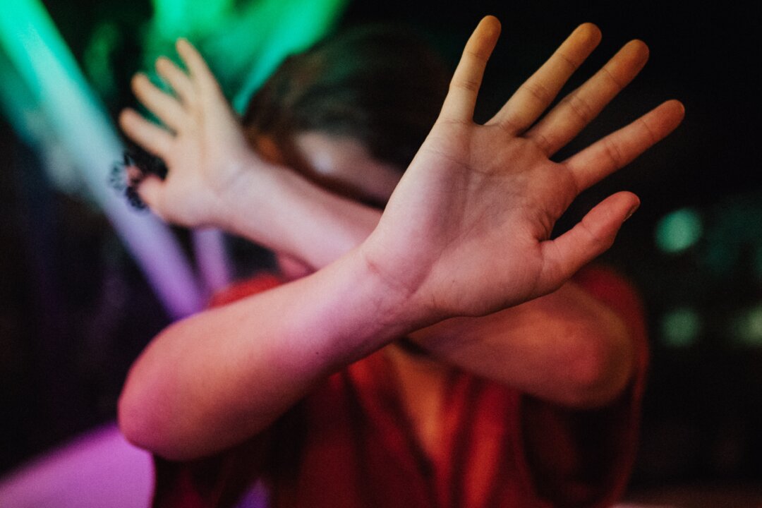 People with psoriasis often feel embarrassed when they go into public places. (Sweet Ice Cream Photography/Unsplash)