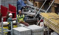 US Middle-Class Income Rises to Highest on Record