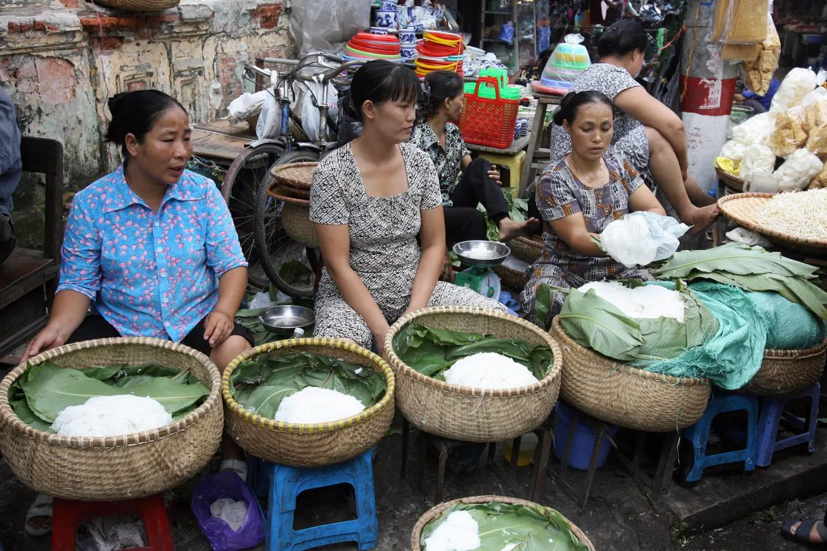 Vendorscat their stalls at a market in downtown Hanoi in 2007. (HOANG DINH NAM/AFP/Getty Images)