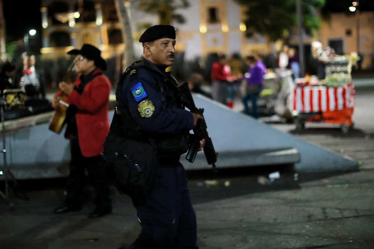 A policeman patrols the tourist Plaza Garibaldi after unknown assailants gunned down three men at an intersection on the edge of the plaza in Mexico City, Mexico September 14, 2018. (Reuters/Carlos Jasso)