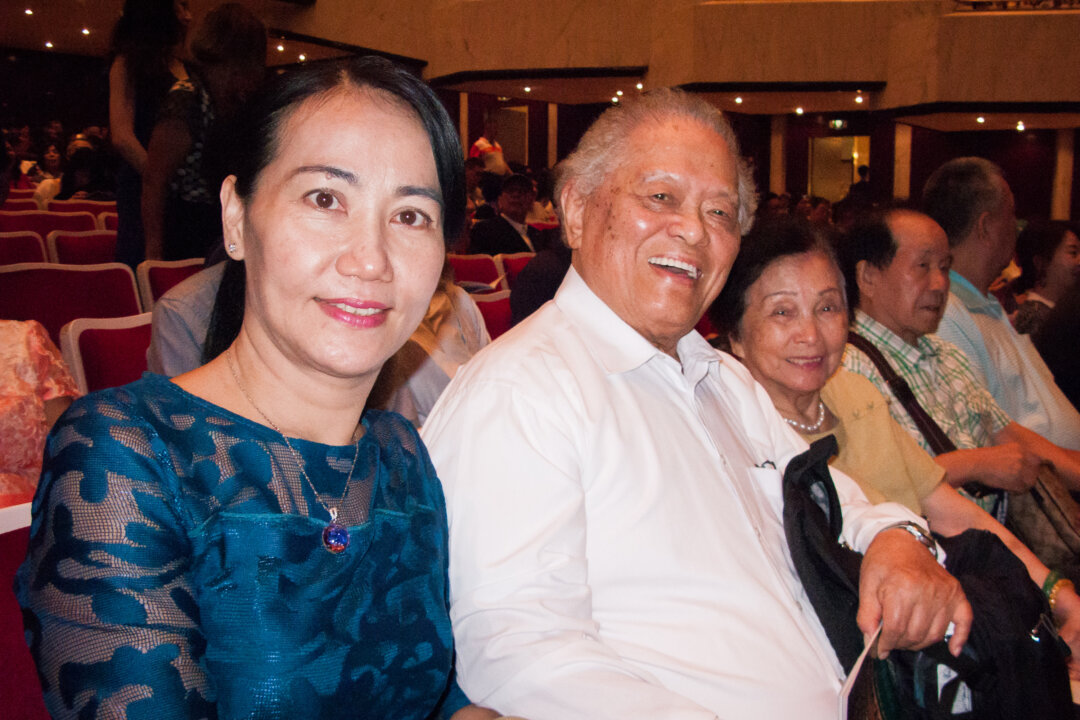 Zhao Ke-Zhuang (C), a prestigious pianist, conductor and composer, with his wife (R) and his student (L), enjoyed the Shen Yun Symphony Orchestra’s performance at the National Concert Hall, Taipei, Taiwan, on Sept. 13, 2018. (Huang Cai-wen/The Epoch Times)