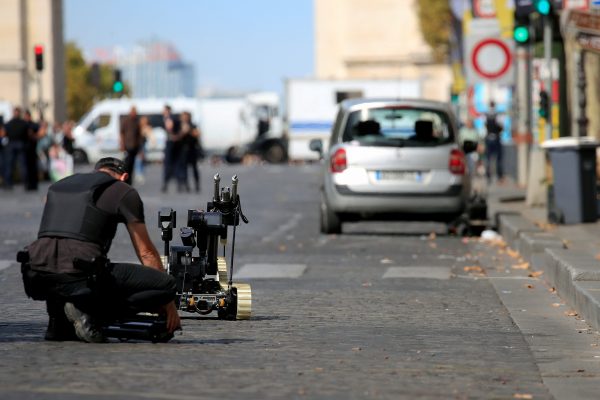 Paris-police-bomb-squad-inspects-a-car
