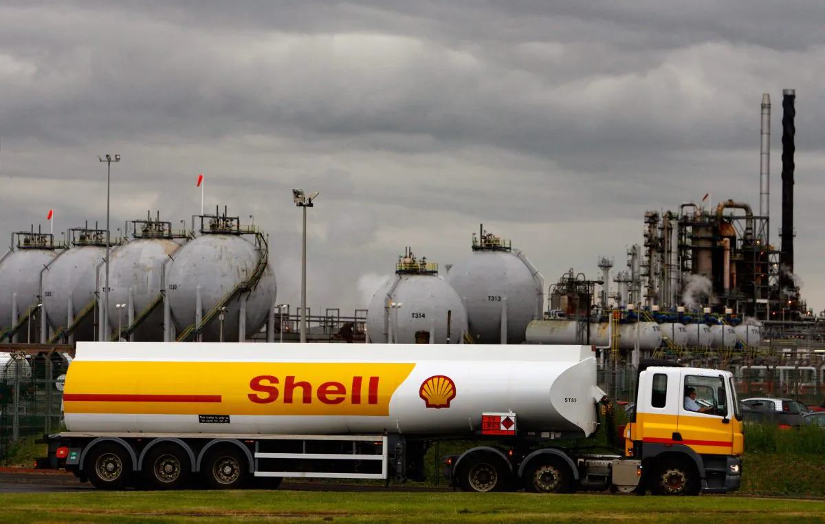 A Shell oil tanker truck in the United Kingdom in this file photo. (Jeff J Mitchell/Getty Images)