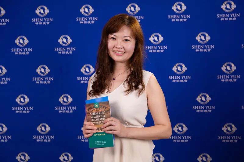 Liao Shufeng, vice president of Taiwan’s Association of Pyrographic Artists, enjoyed the Shen Yun Symphony Orchestra's concert at the Yunlin County Cultural Affairs Department’s Performing Arts Hall, in Yunlin, Taiwan, on Sept. 16, 2018. (Cheng Shunli/The Epoch Times)