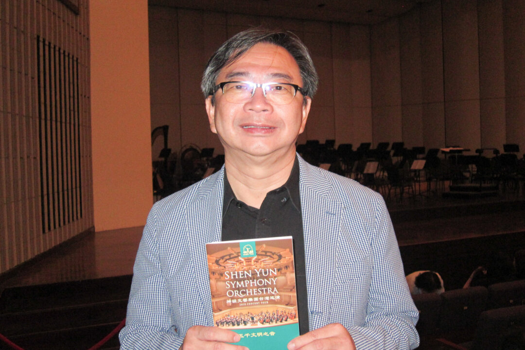 Kaohsiung City Councilor Chang Feng-Teng enjoyed the Shen Yun Symphony Orchestra’s performance at Jihde Hall of the Kaohsiung Cultural Center, Kaohsiung, Taiwan, on Sept. 17, 2018. (Li Chingdai/The Epoch Times)