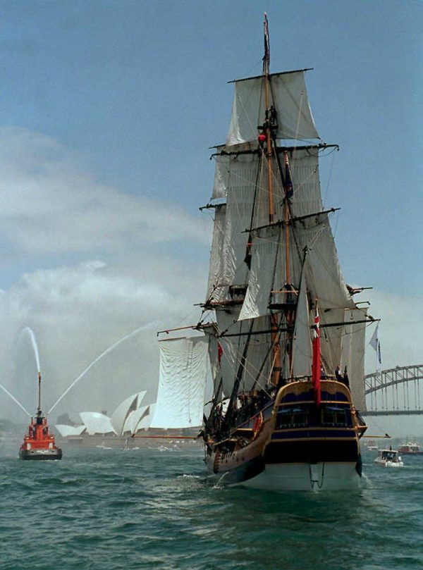 Replica Endeavour sails into Sydney