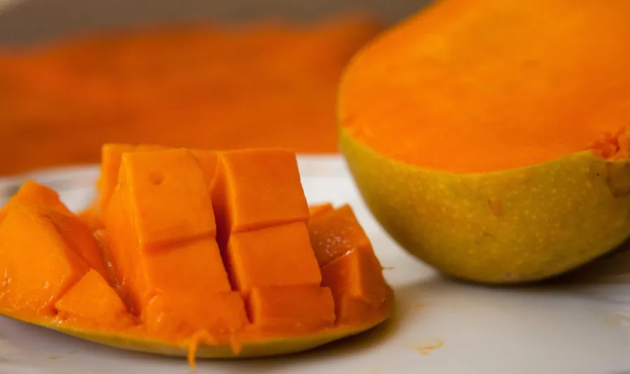A sliced mango. (Public domain (CC0) [https://creativecommons.org/licenses/publicdomain/])