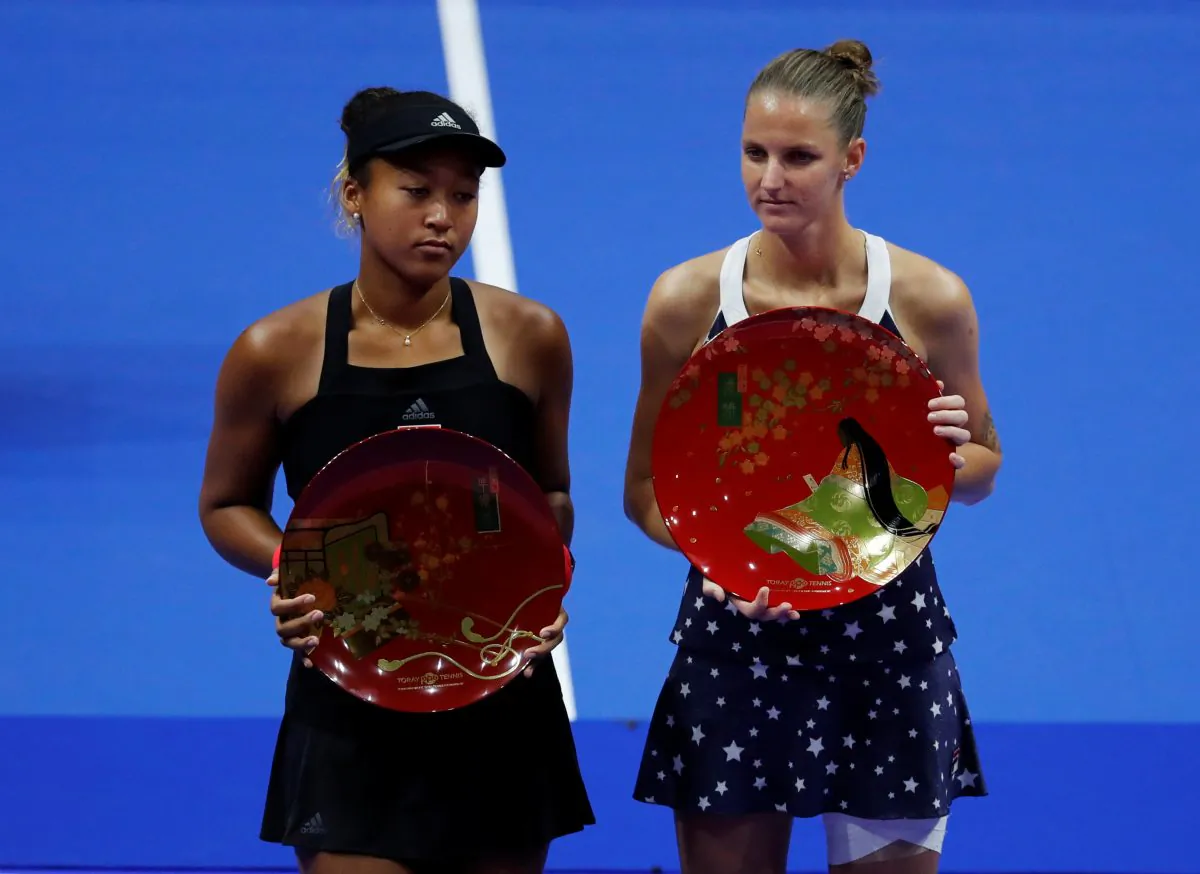 Karolina Pliskova (R) of Czech Republic, flanked by second-placed Naomi Osaka of Japan, poses with her victory trophy during the Pan Pacific Open Women's Singles Final match in Tokyo, Japan on Sept. 23, 2018. (Toru Hanai/Reuters)